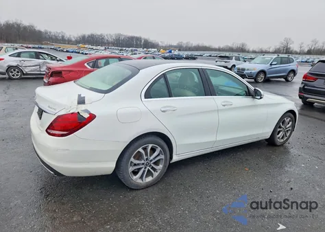 2017 Mercedes-Benz C 300 4Matic z USA, uszkodzony, nr VIN 55SWF4KB2HU228785